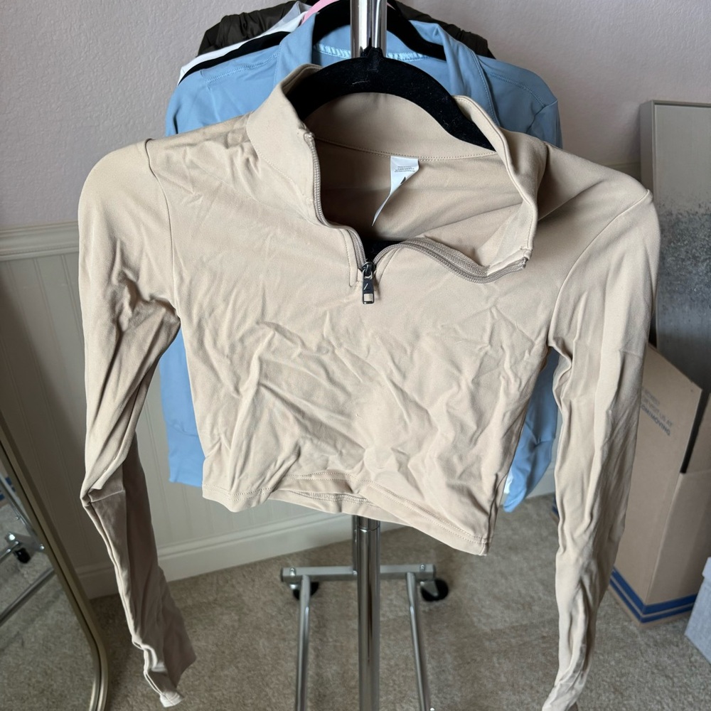 Vitality Longsleeve 1/2 Zip Crop Top